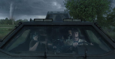 영화 인 투더 스톰 토네이도를 쫒아다니는 다큐맨터리 팀의 자동차모습