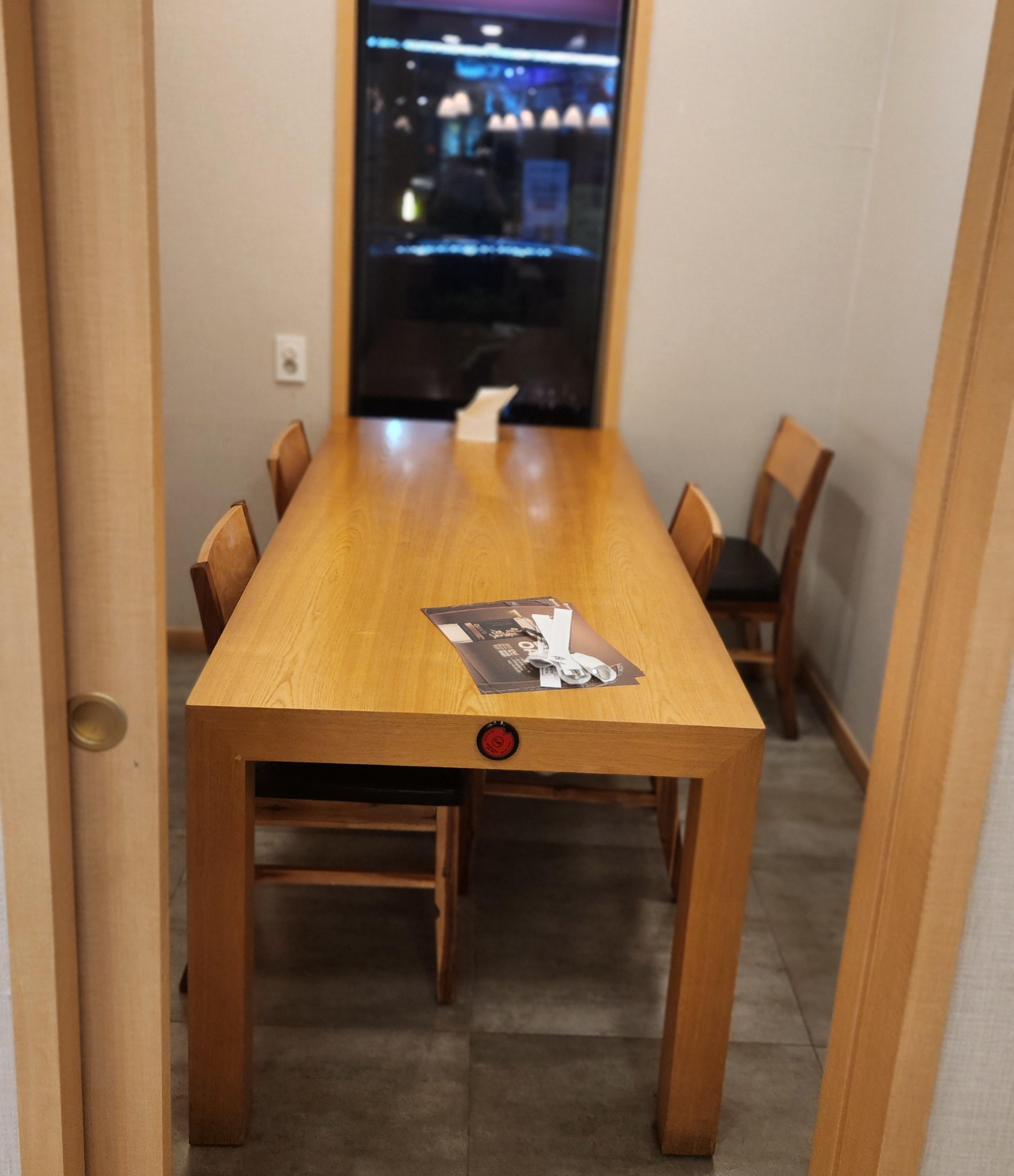 이층-올라가는-계단과-룸모습