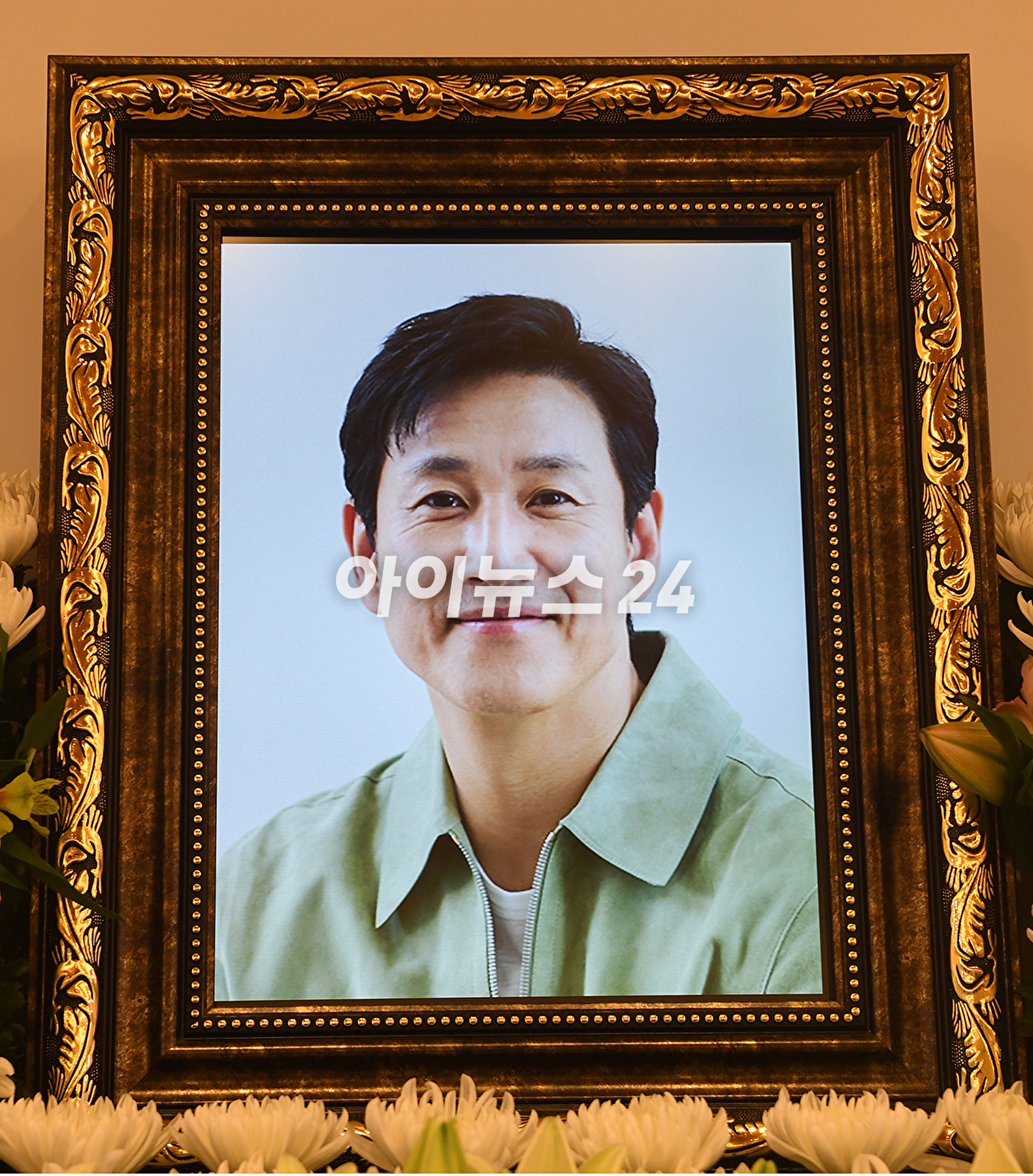 故 이선균의 빈소가 27일 서울 종로구 서울대학교병원 장례식장에 마련되어 있다. [사진=사진공동취재단]