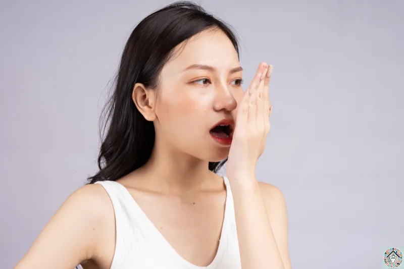 구강암 자가진단을 위한 입안 확인 장면입니다.
