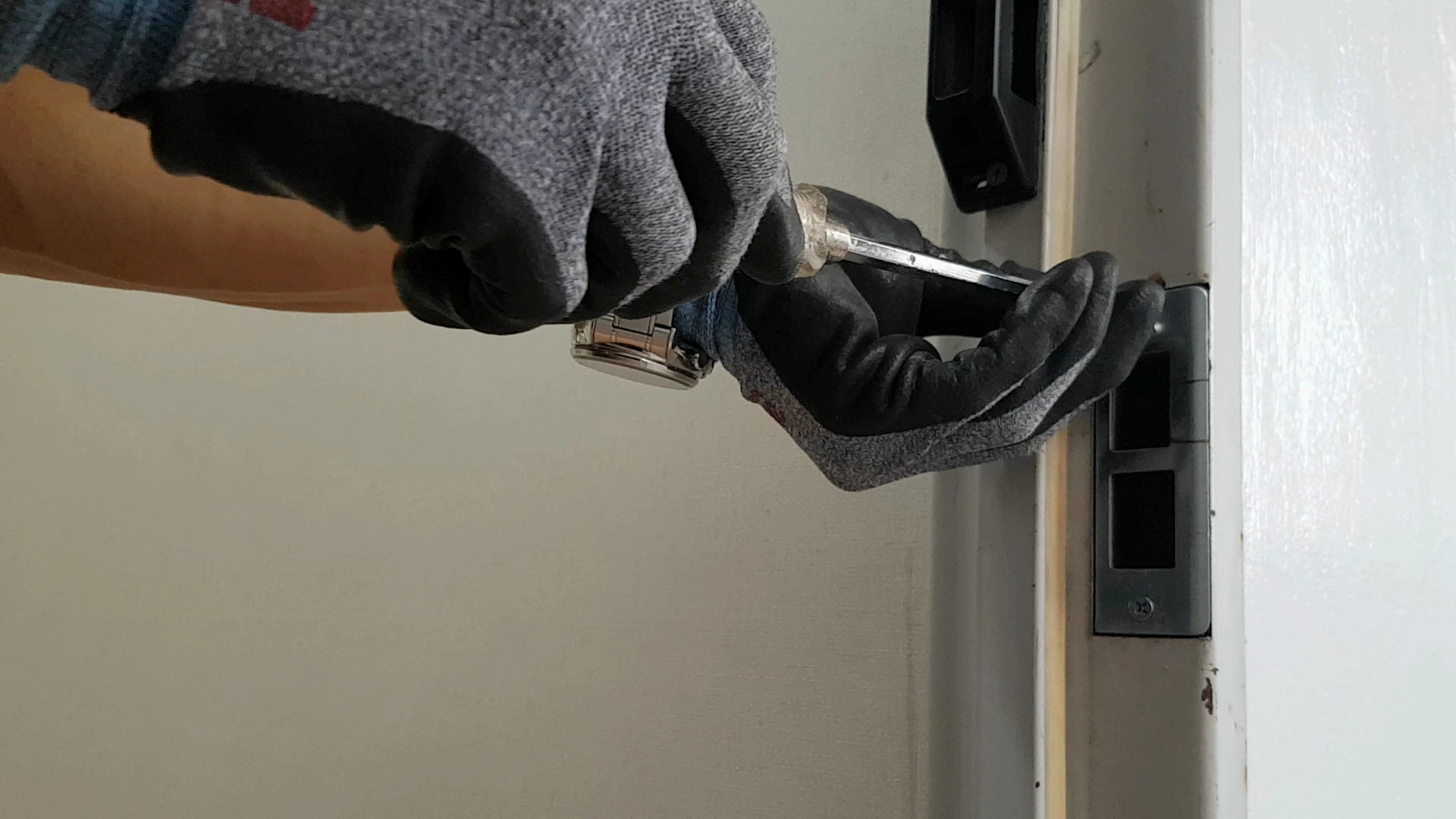 문틀 고정 부품 끼우는 모습