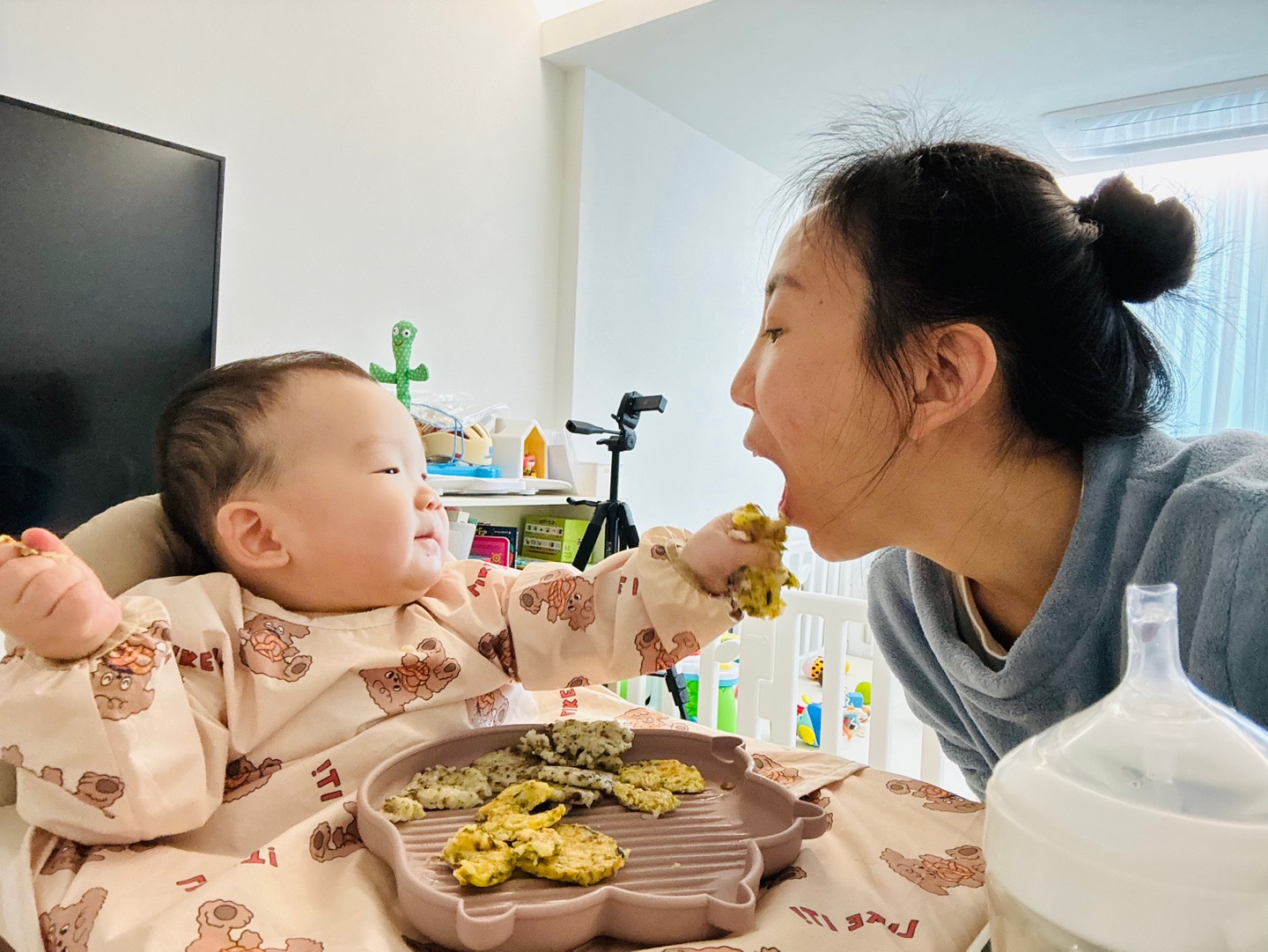 밥전을 손에 들고 엄마에게 건네며 눈을 마주치는 찬솔이의 따뜻한 식사 시간