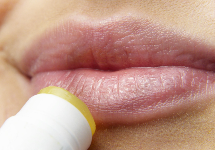 입술로 보는 건강 신호: 색 변화, 갈라짐, 붓기의 의미