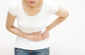 아랫배 아파하는 사람