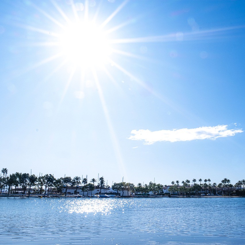비타민 D(Vitamin D)를 소개하기 위한 햇빛이 잘드는 해변 사진