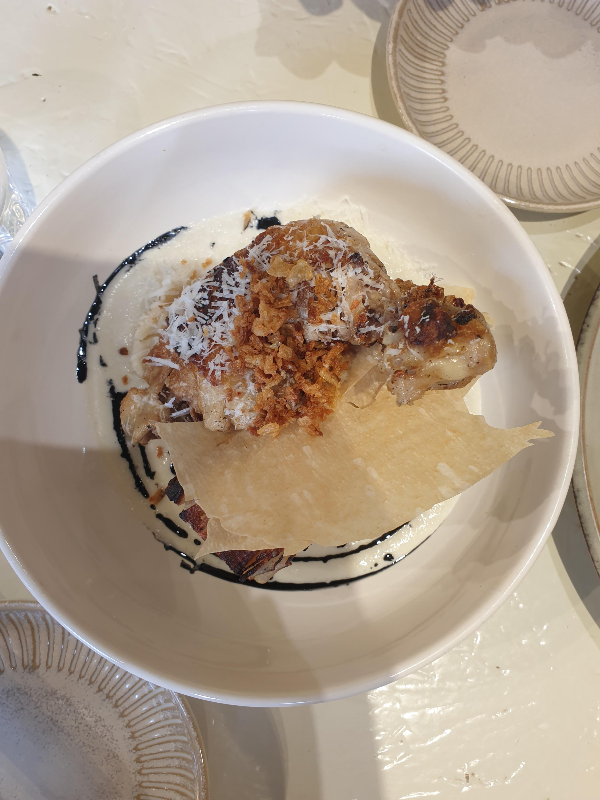 닭다기와 얇은 슬라이스 감자가 돋보이는 닭다리 치킨콩피 & 콜리플라워 감자 그라탕