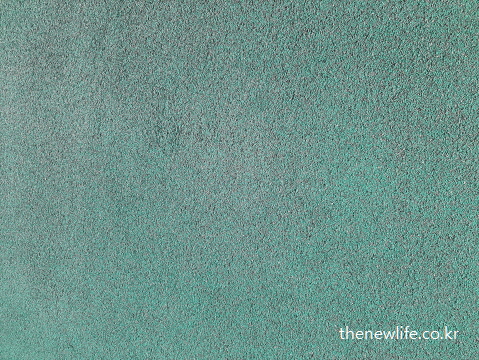 구리 한강시민공원 탄성 포장길의 초록색 고무칩 표면 근접 촬영 모습