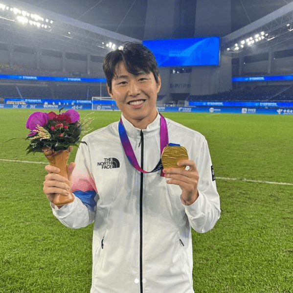 금메달을 한손으로 들고있는 이강인
