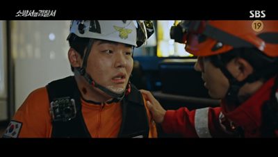 범인에게 인질로 잡혔다 진호개 도움으로 풀려나 피를 흘리고 있는 소방대원