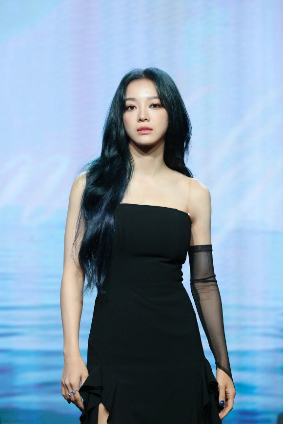 가수 김세정이 4일 서울 강남구 일지아트홀에서 열린 첫번째 정규앨범 &#39;문&#39; 발매 기념 쇼케이스에서 포즈를 취하고 있다. [사진=젤리피쉬엔터테인먼트]