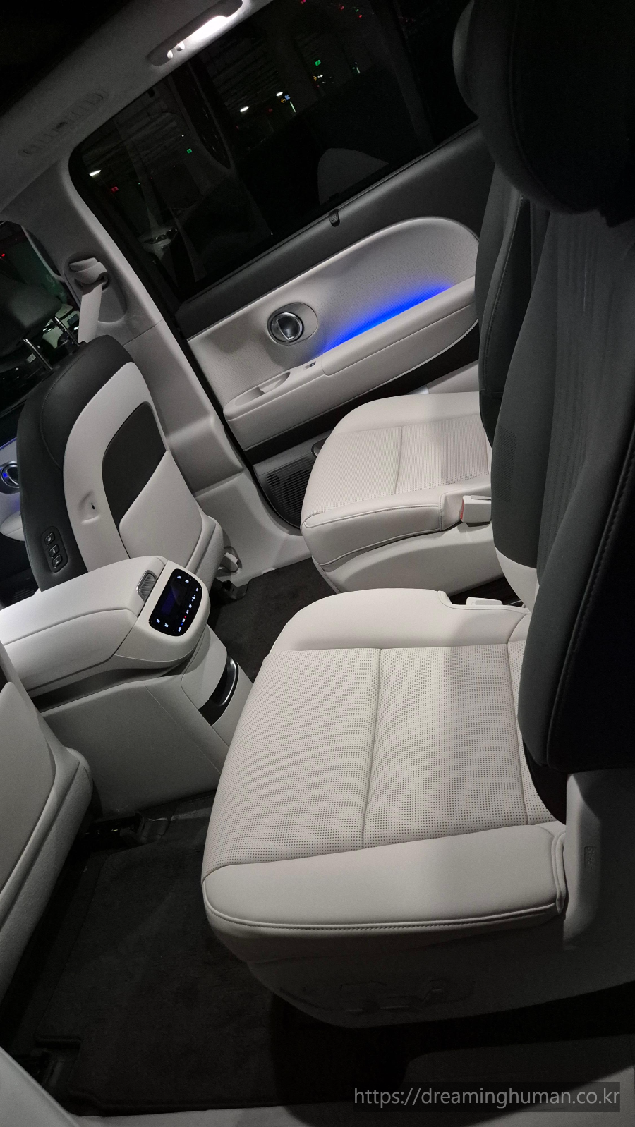 아이오닉9 2열 시트 다크 틸/라이트 그레이 투톤, Dark Teal and Light Grey Rear Seats of Ioniq 9