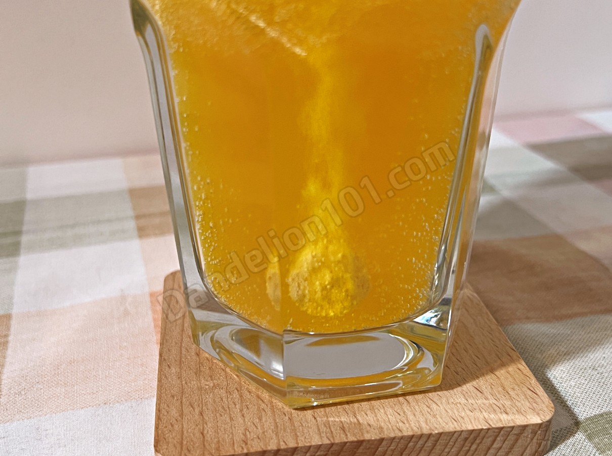 바이엘 발포비타민 베로카 (BAYER Berocca) 알약이 물 속에서 기포를 내면서 녹고 있는 사진
