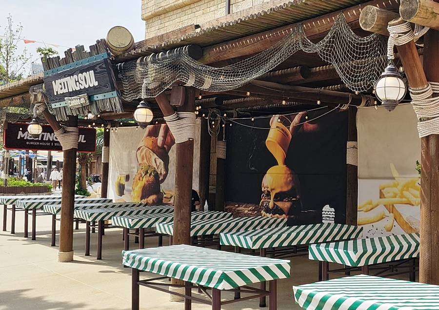 야외에 서서 먹을수있는 좌석