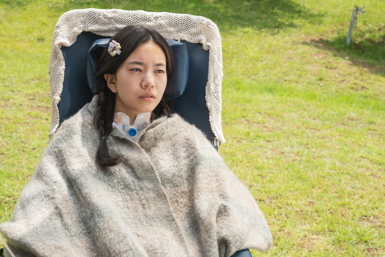 휠체어에 앉아 있는 환자 소연