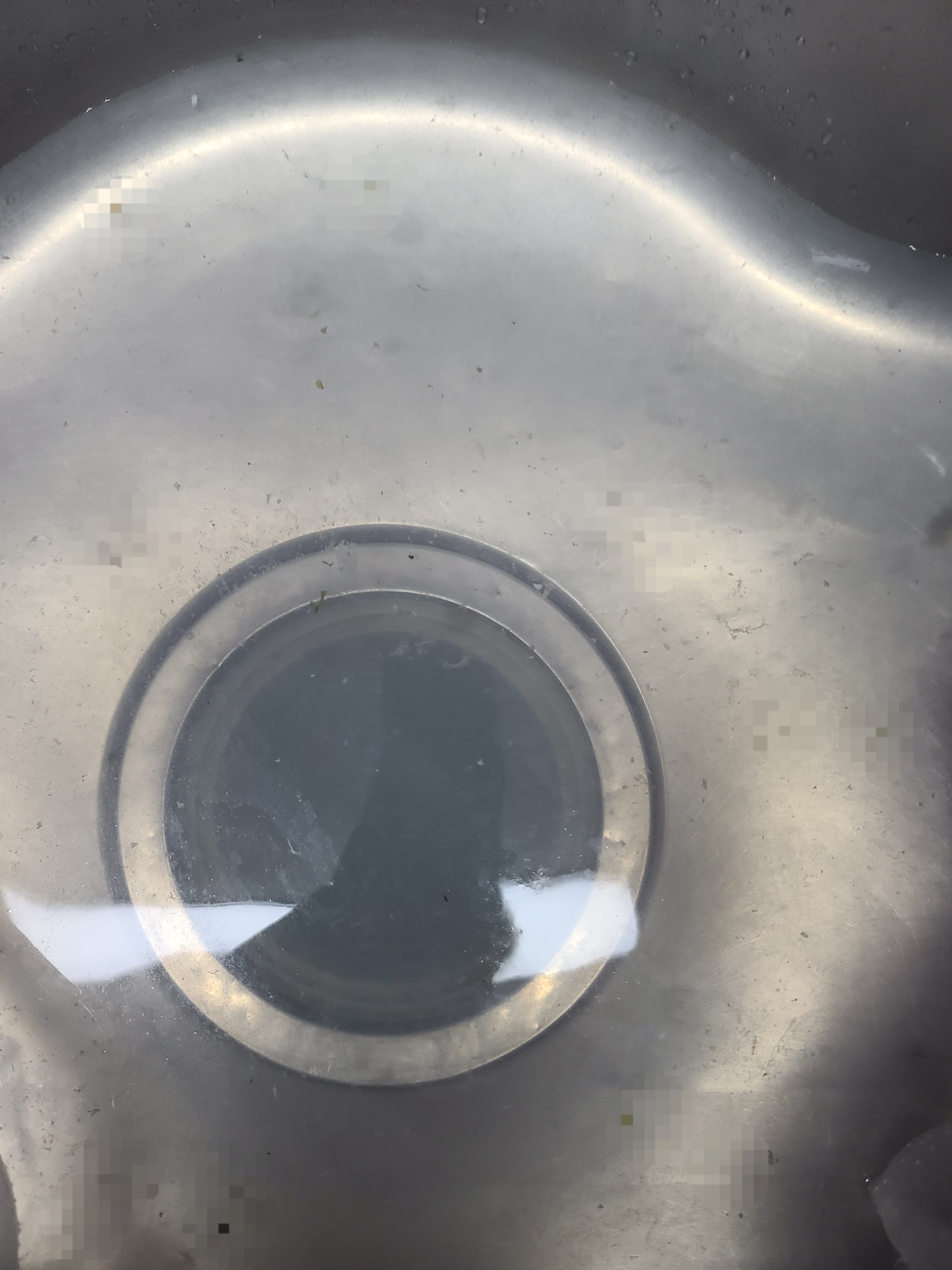 하수구-페트병으로-뚫는-방법-안내-물이-많이-차오른게-보이시나요?