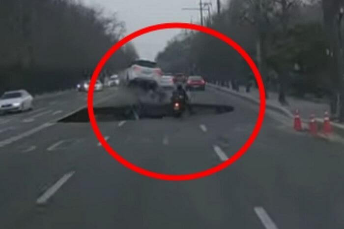 서울 강동구 싱크홀 사고 오토바이 운전자 사망