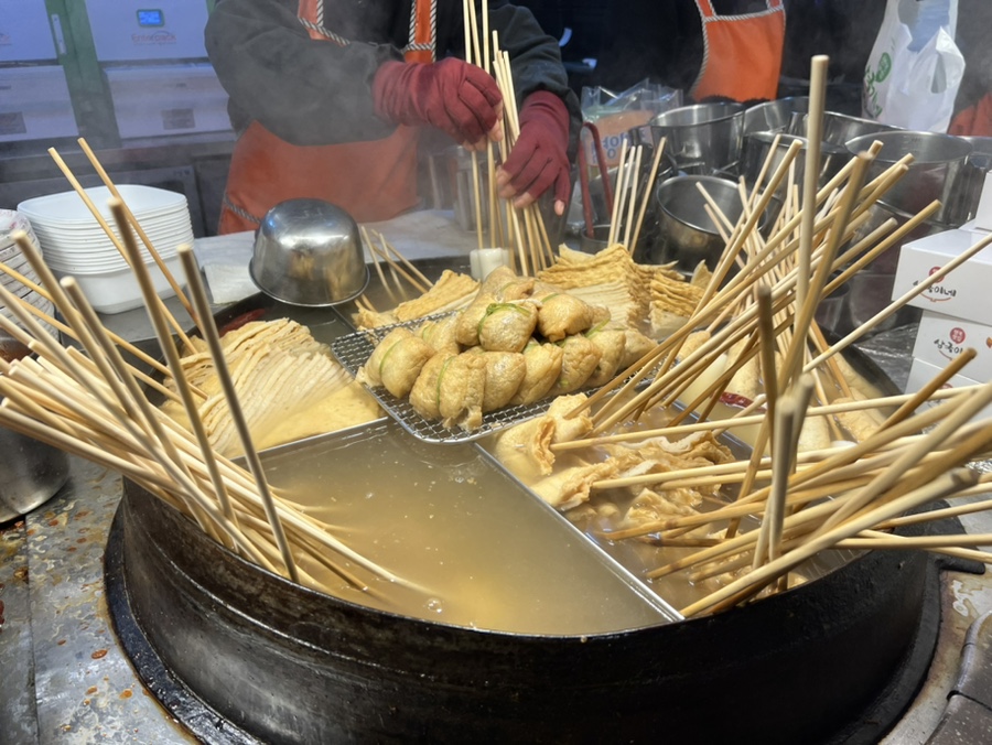 해운대시장 상국이네 분식집의 유부주머니가 들어간 큰 오뎅탕 사진, 따뜻한 국물과 푸짐한 어묵 구성의 부산 분식 맛집 메뉴