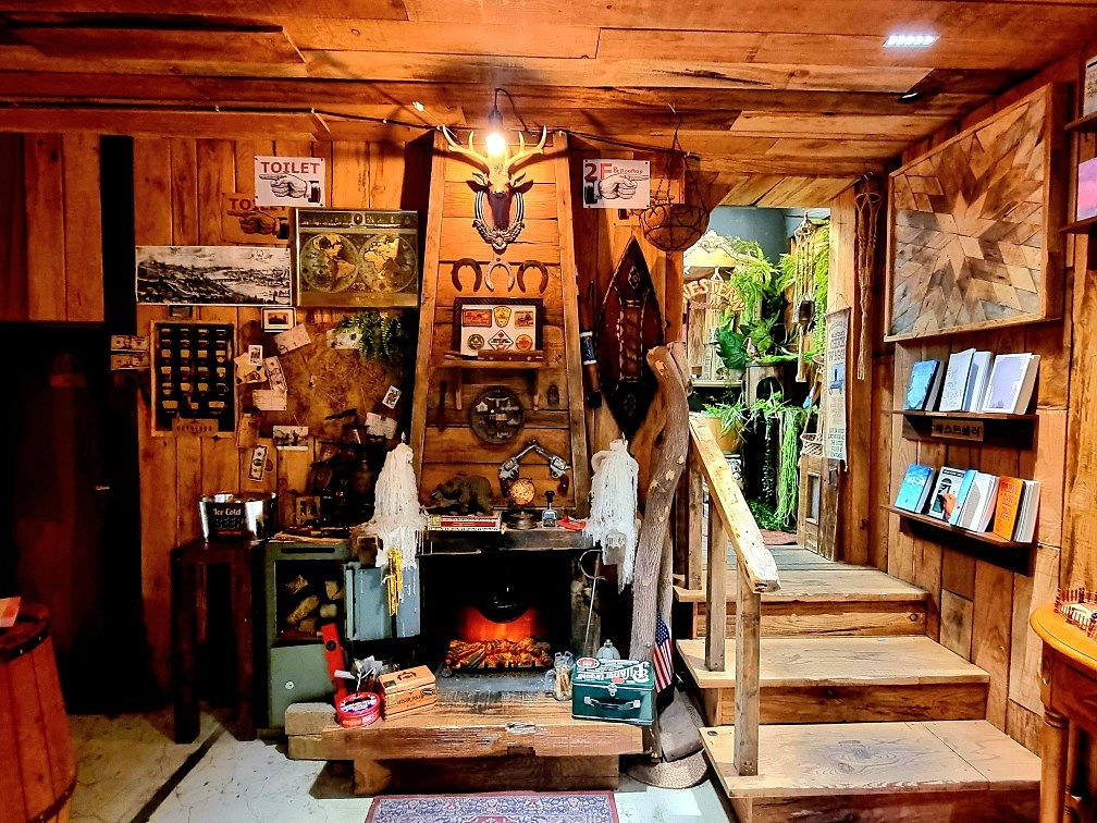 서울 북카페 맨홀커피 웨스턴 책방 &ndash; 영등포에서 즐기는 미국 서부 크리스마스 감성