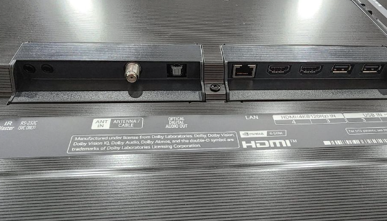 테이블 위에 전시된 LG G3 OLED TV