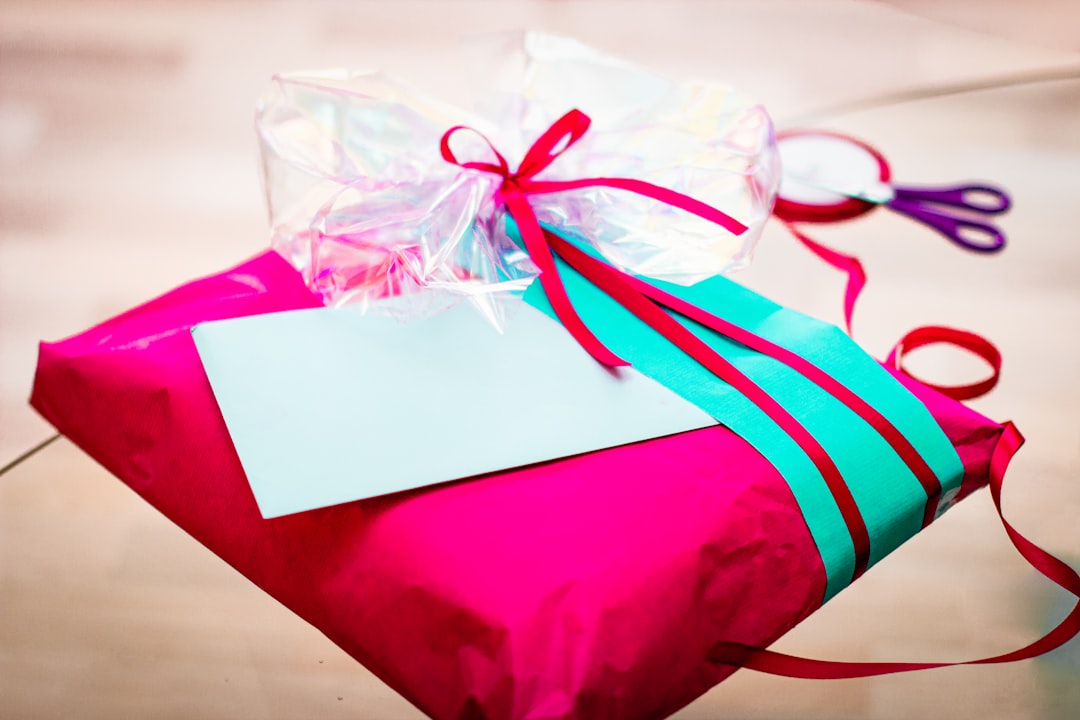 선물 → gift. 이 맥락의 핵심 명사로, 남자친구 부모님 추석 선물의 목적을 가장 명확하게 전달합니다.