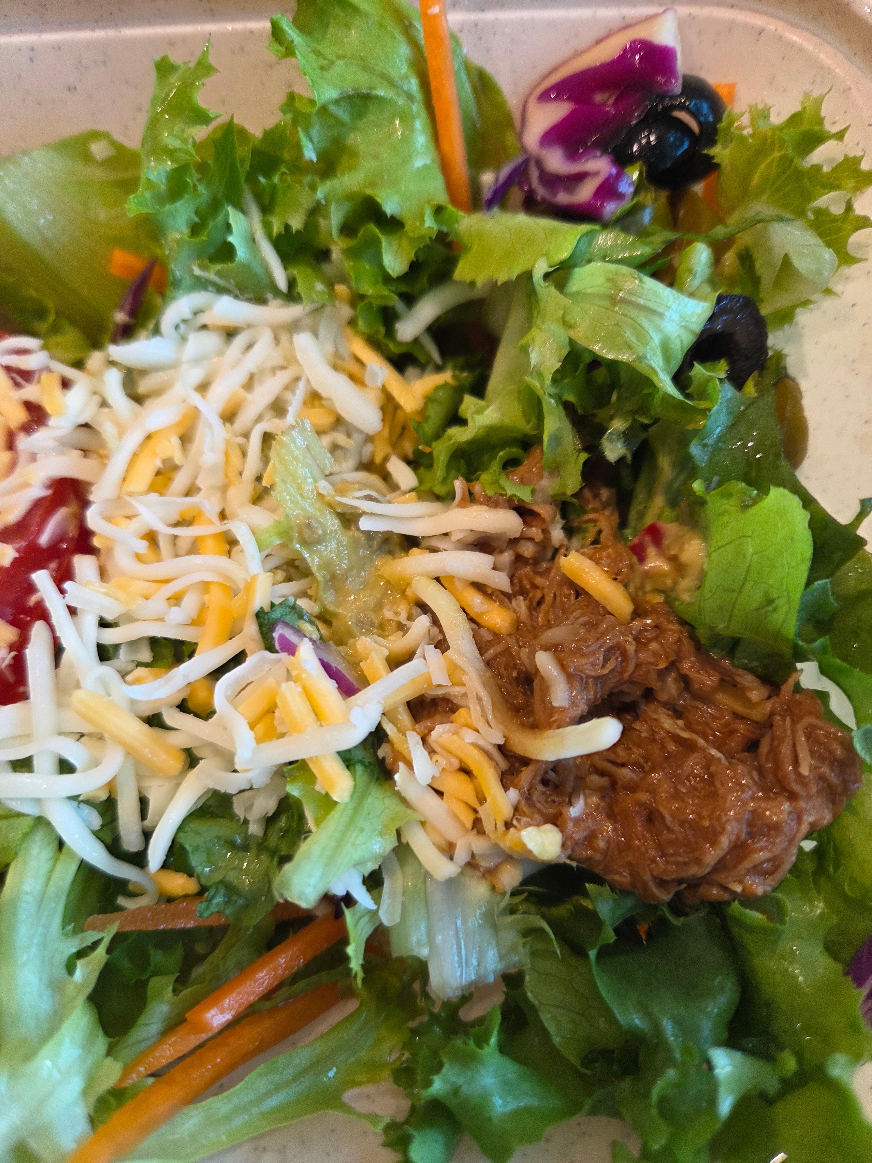 GS25 풀드포크 타코 샐러드 본체 클로즈업 양상추와 토마토 치즈가 토핑된 신선한 채소