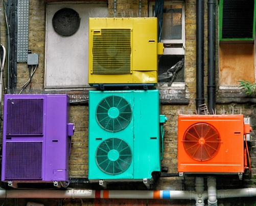 에어컨 사용과 지구온난화의 역설적인 관계 관련 에어컨 실외기 이미지