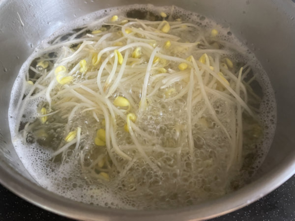 콩나물국 맛있게 만드는 법 - 물 끓을 때 콩나물 모두 넣기