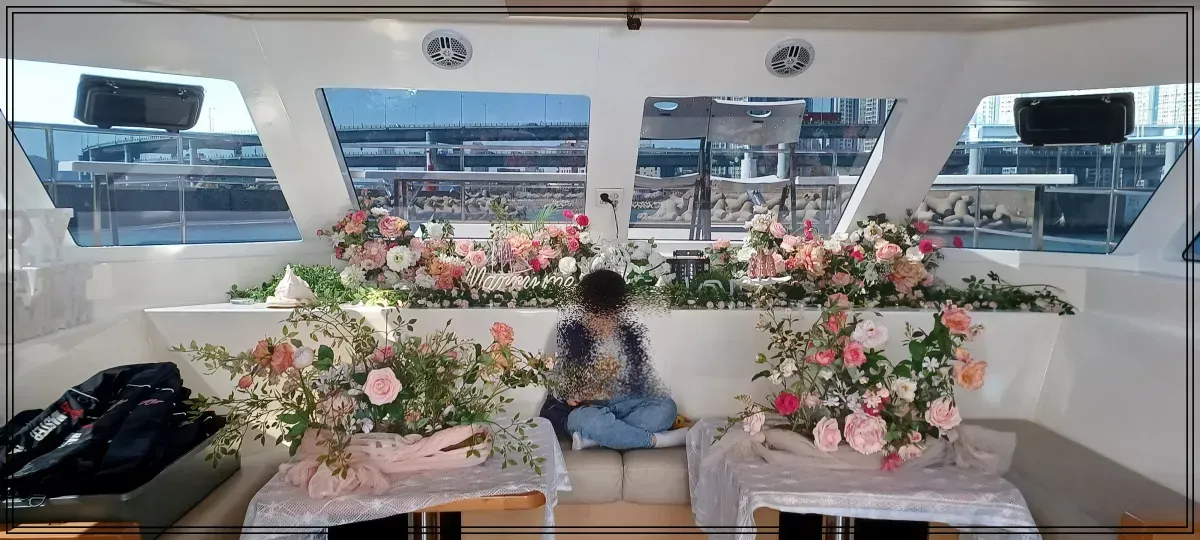 요트안에-꽃이-가득함-그가운데-앉아있는-남자아이