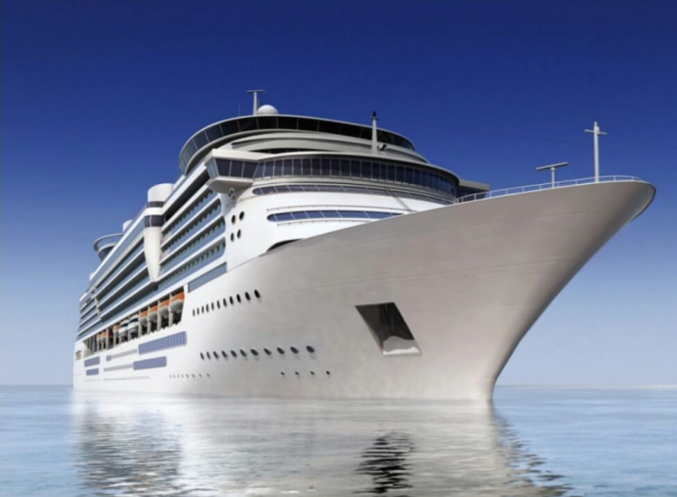 커다란 유람선이 배 위에 떠 있다