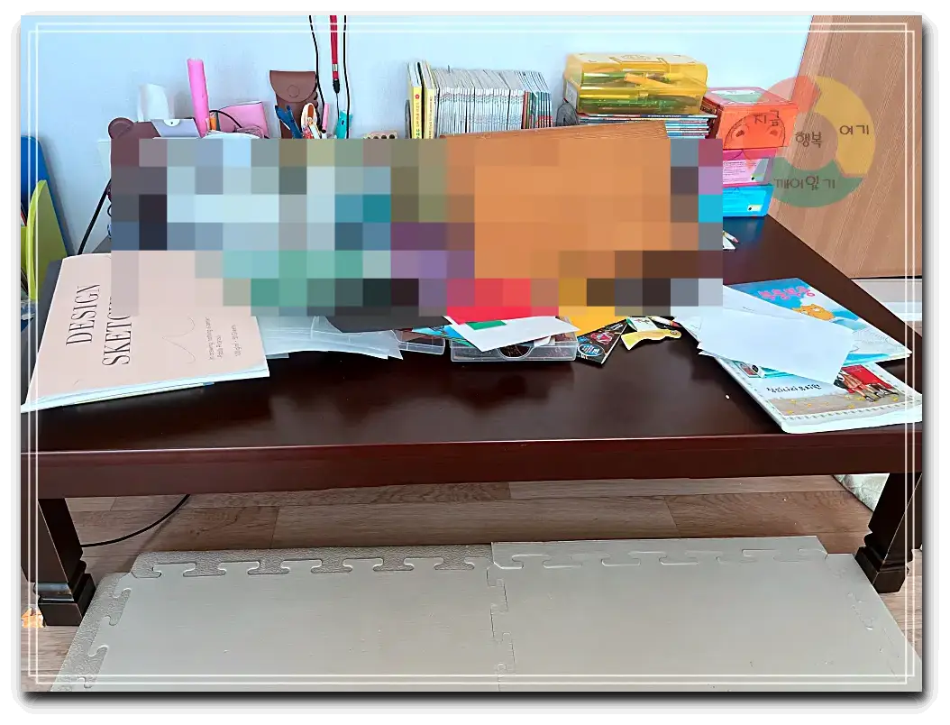 초등학생책상_좌식 상-잡동사니-정리되지-않음