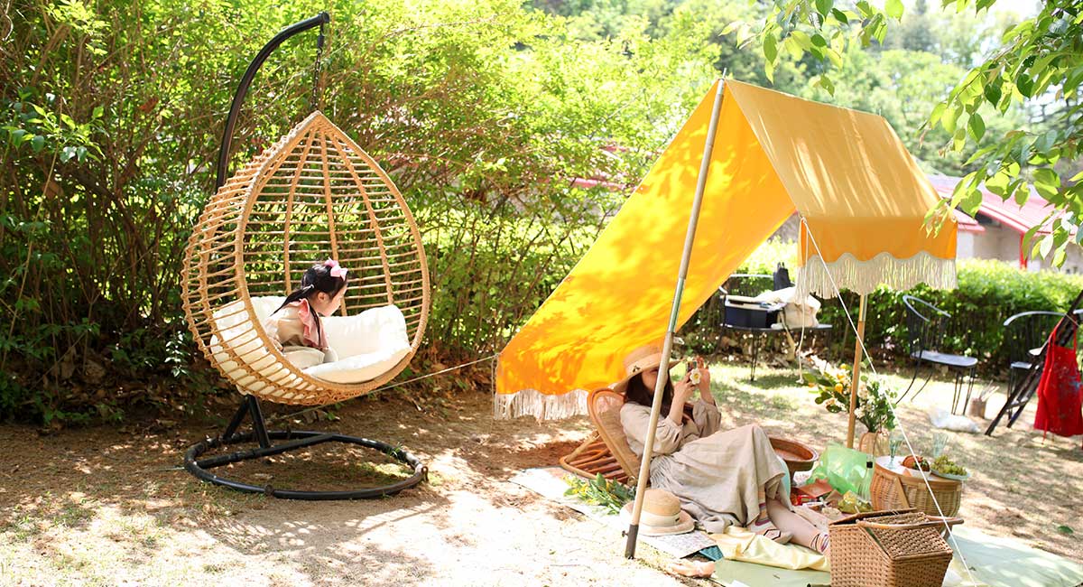 모녀가 피크닉을 즐기고 있다.