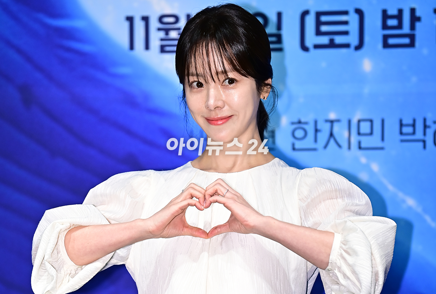배우 한지민이 17일 오후 인천 파라다이스시티에서 열린 SBS 창사특집 &#39;고래와 나&#39; 제작발표회에서 포토타임을 갖고 있다. [사진=곽영래 기자]