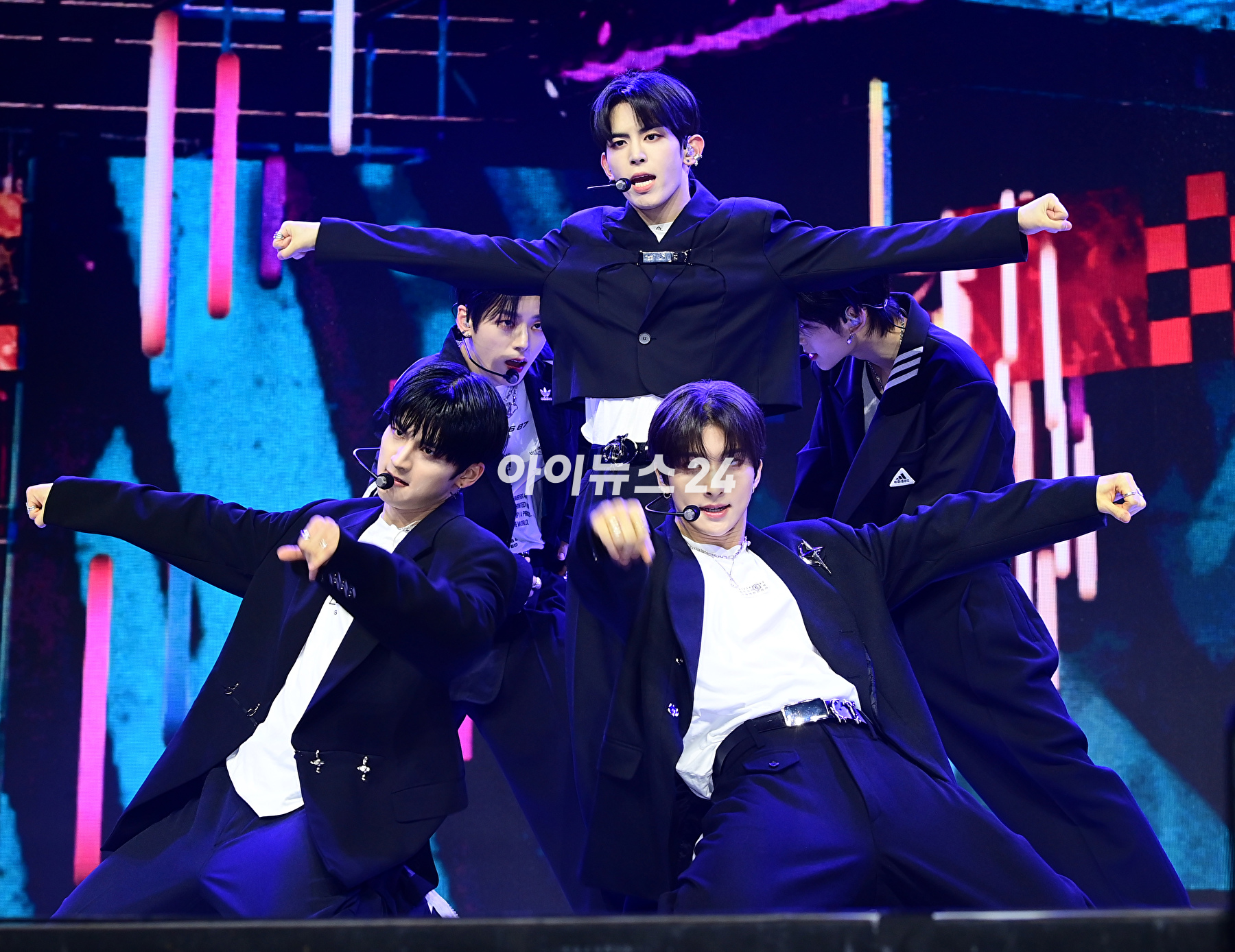 그룹 NOWADAYS(나우어데이즈)가 2일 서울 한남동 블루스퀘어 마스터카드홀에서 진행된 첫 번째 싱글 앨범 &#39;NOWADAYS&#39; 쇼케이스에서 타이틀곡 &#39;OoWee(우위)&#39; 무대를 선보이고 있다. [사진=정소희 기자]