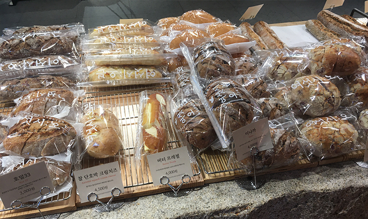 여섯시오븐-진열빵2