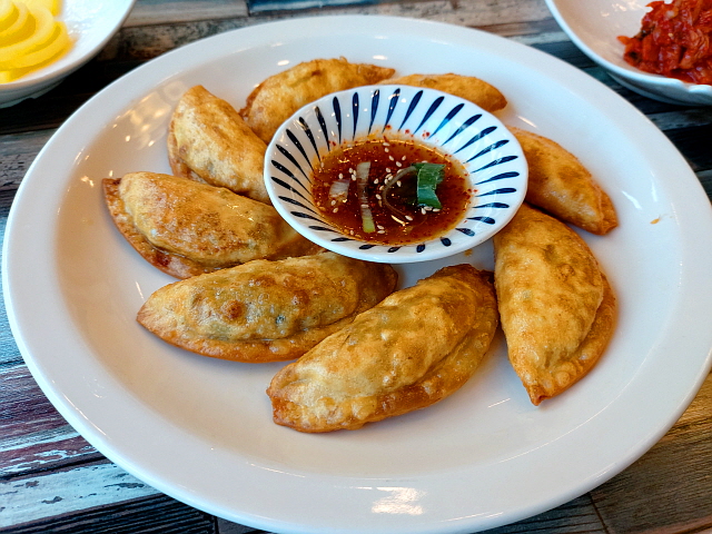 군만두 한 접시