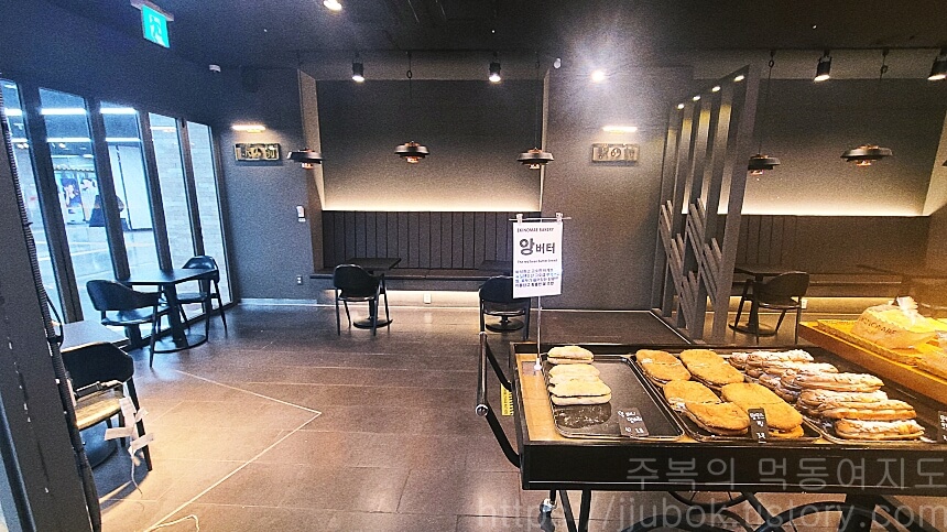 에키노마에-베이커리-내부-좌석