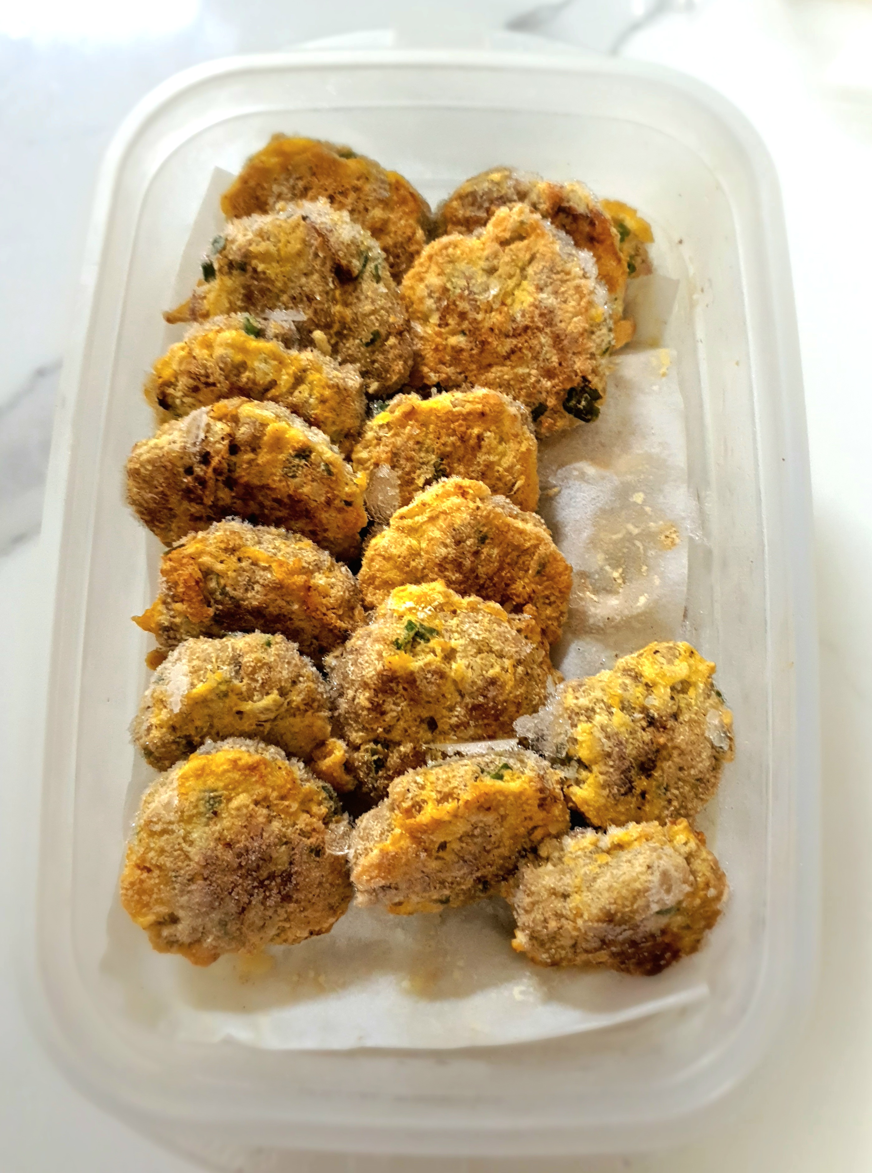 용기에-동그랑땡을-넣고-얼려두었습니다.