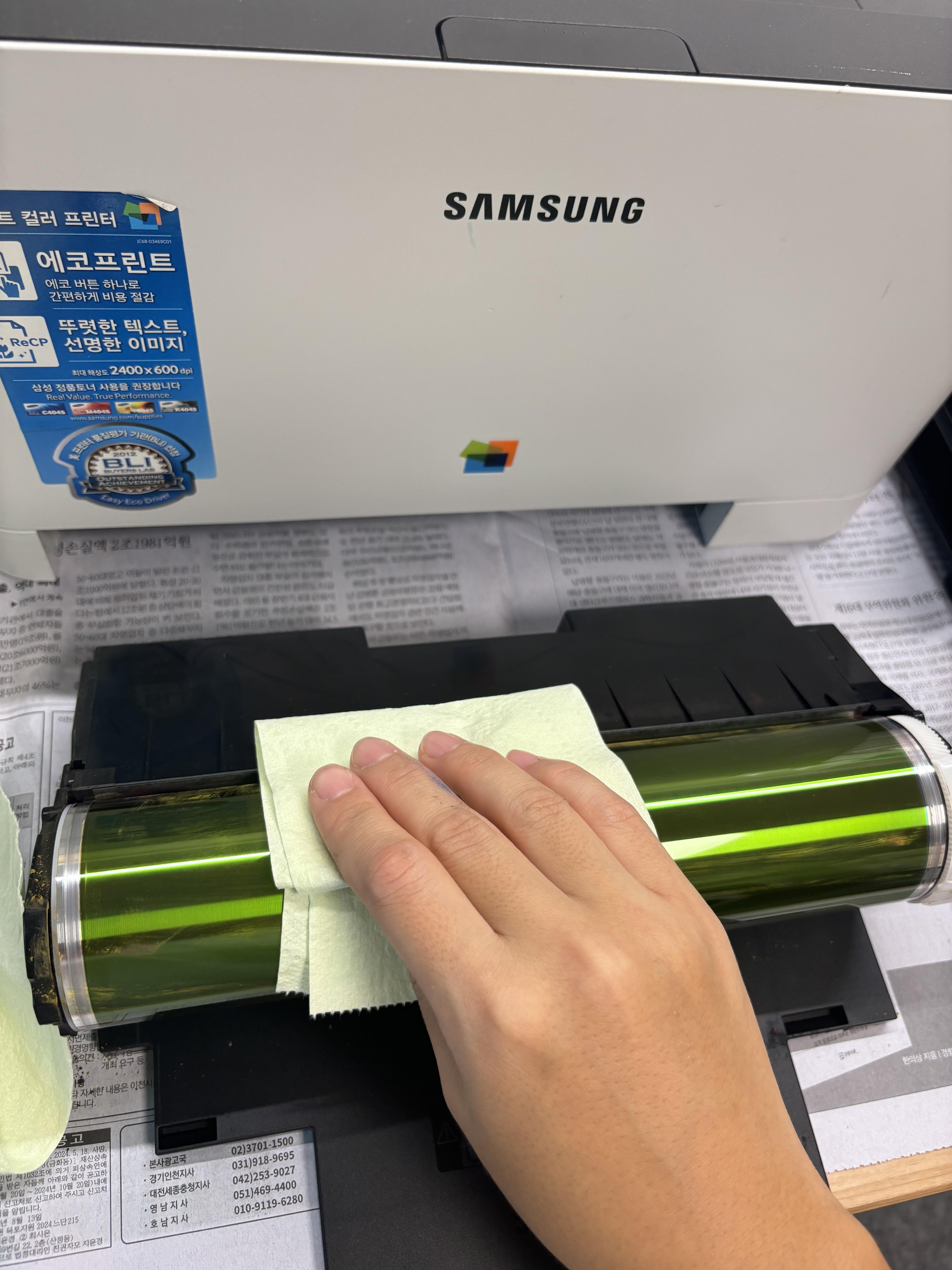 부드러운 천을 이미징유닛을 닦음