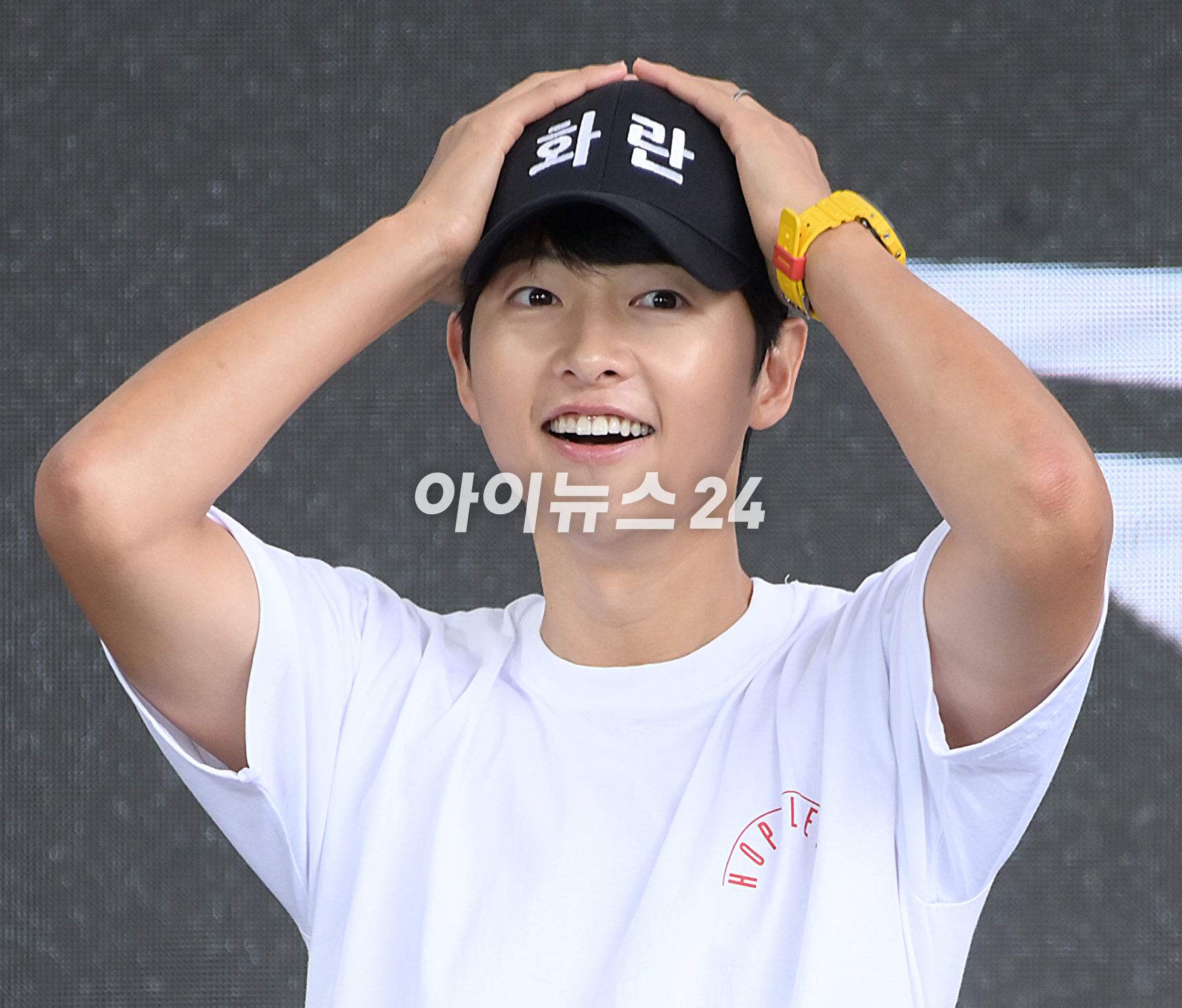 배우 송중기가 7일 오후 부산광역시 해운대구 영화의전당에서 진행된 제28회 부산국제영화제 '화란' 오픈토크에 참석하고 있다. [사진=정소희 기자]