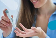 당뇨-자가진단하는-모습-이미지