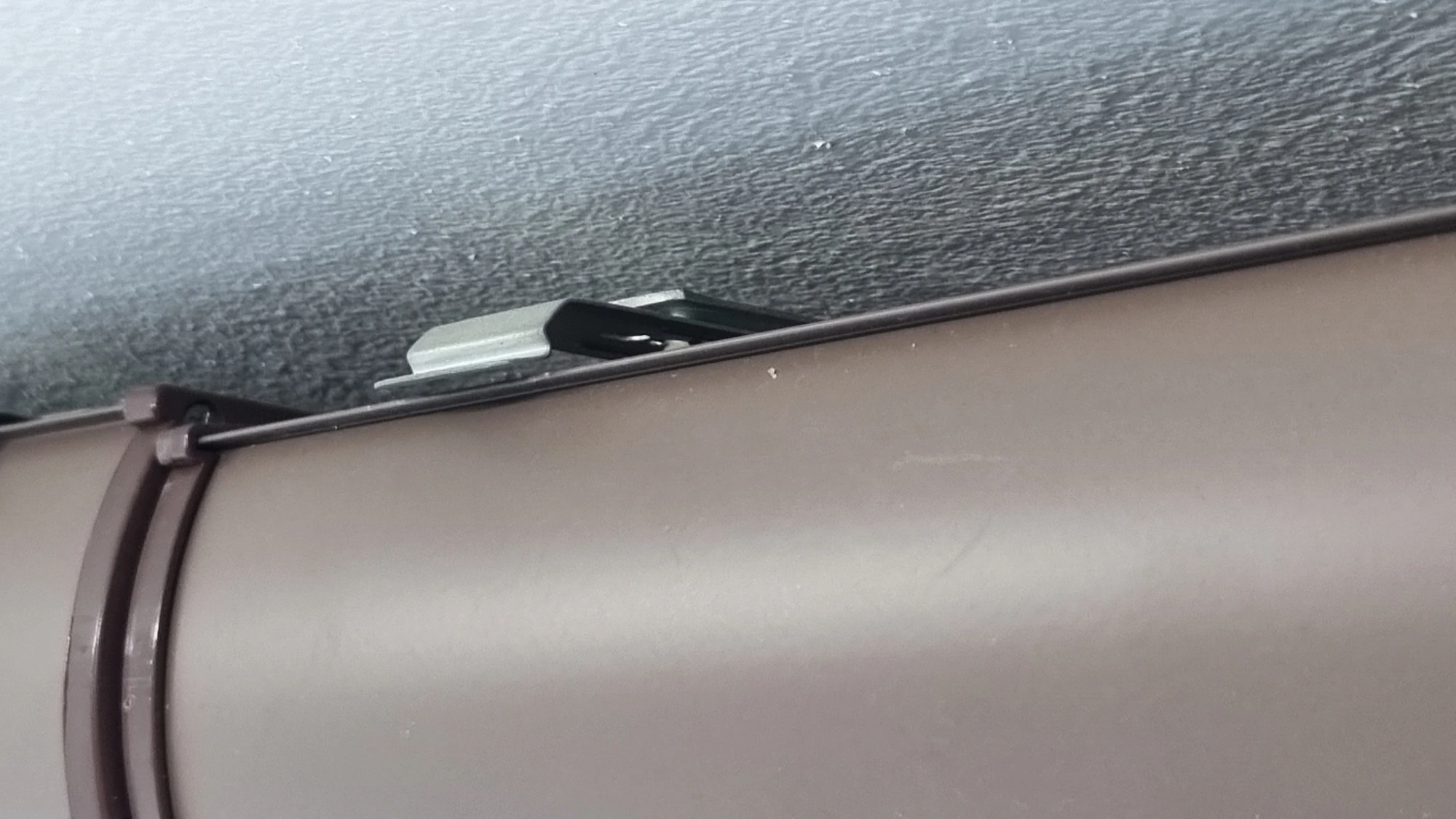 블라인드 레일 끼우는 모습