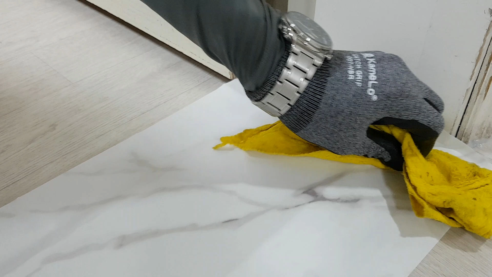 시트지 붙이는 모습