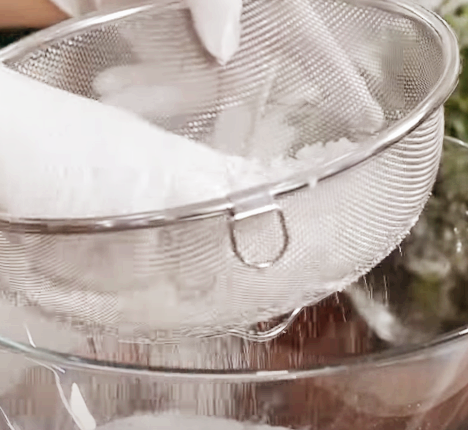 쌀가루 체에 걸러