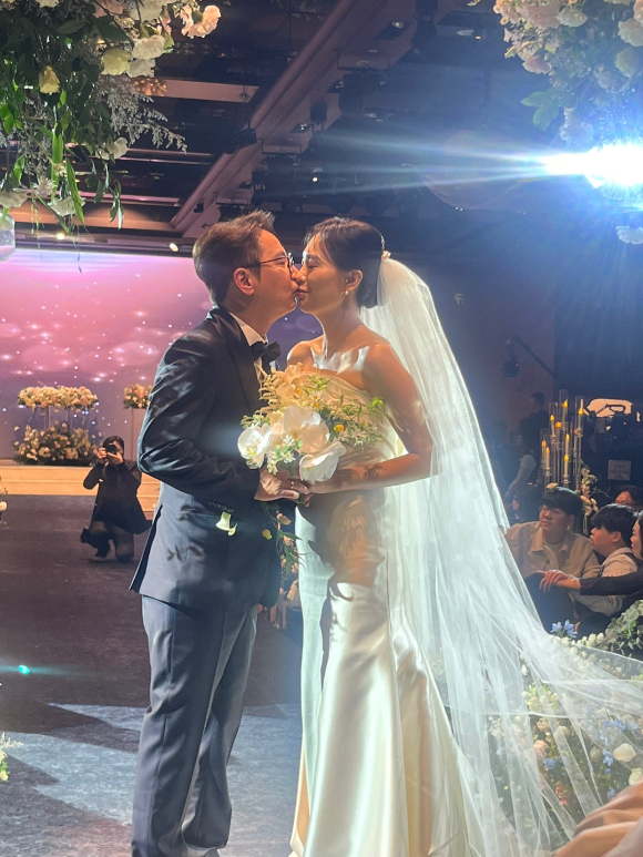 심현섭이 11살 연하 정영림과 결혼식에서 키스를 하고 있다. [사진='조선의 사랑꾼' ]