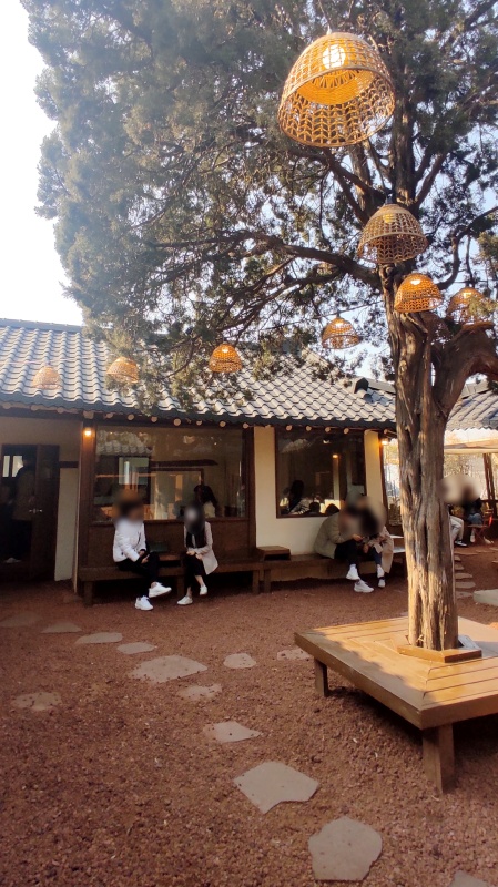 화산석이 인상적인 마당과 분위기있는 조명