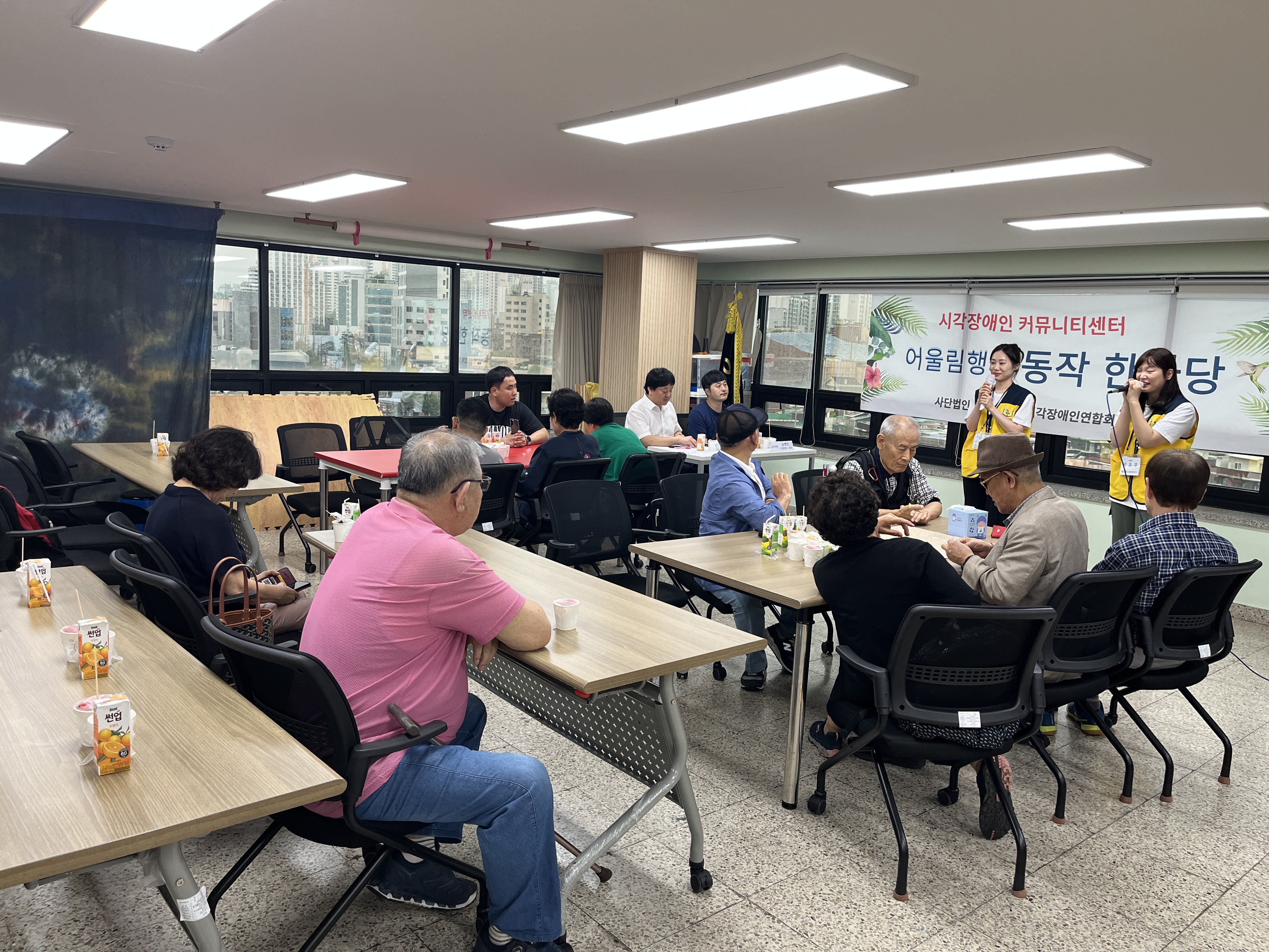 박유주 선생님과 이가율 선생님이 2부 장기자랑을 시작하며 인사하고있다.