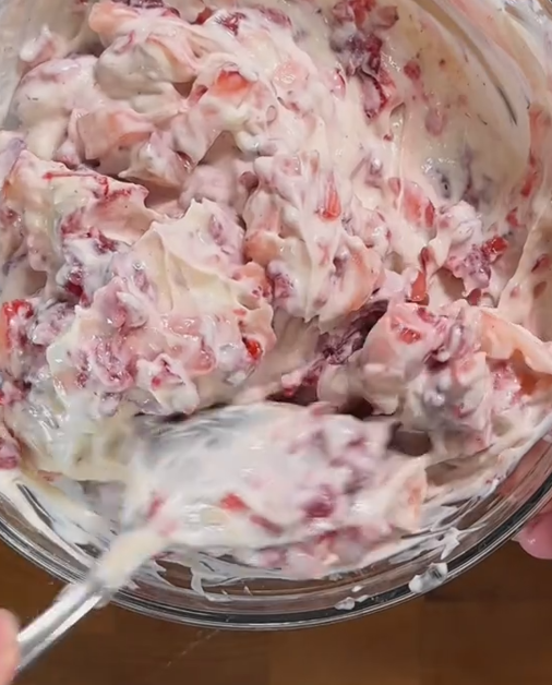 볼에 딸기와 그릭요거트를 넣고 살살 버무립니다