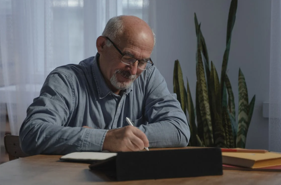 일하고 있는 노인