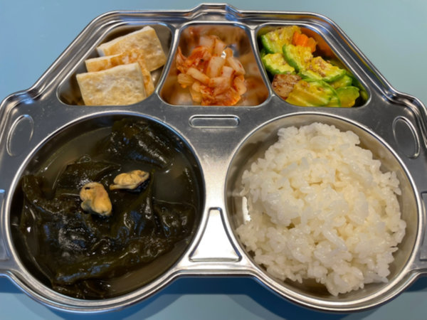 어린이 반찬 - 미역국, 두부구이, 김치, 애호박볶음