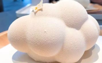 접시위에 올려져 있는 구름 모양의 디저트